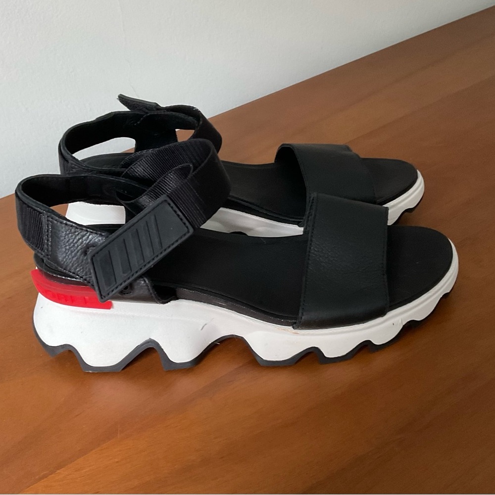 Sorel Kinetic Black and White Women’s Sandals Size 9.5